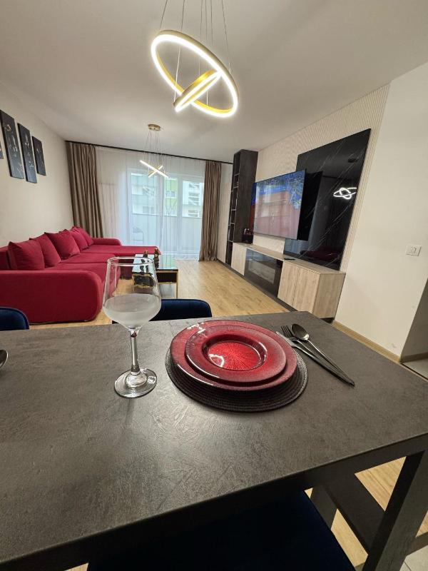 Town Apartments Coresi Mall Area by Glam Story - Parking Option - image 2