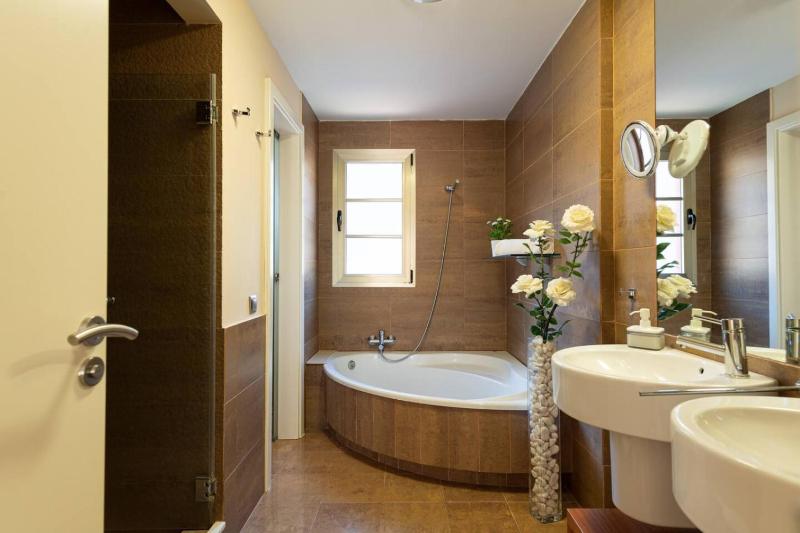 Villa del Sur - Luxury with heated pool and BBQ - image 34