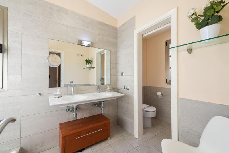 Villa del Sur - Luxury with heated pool and BBQ - image 10