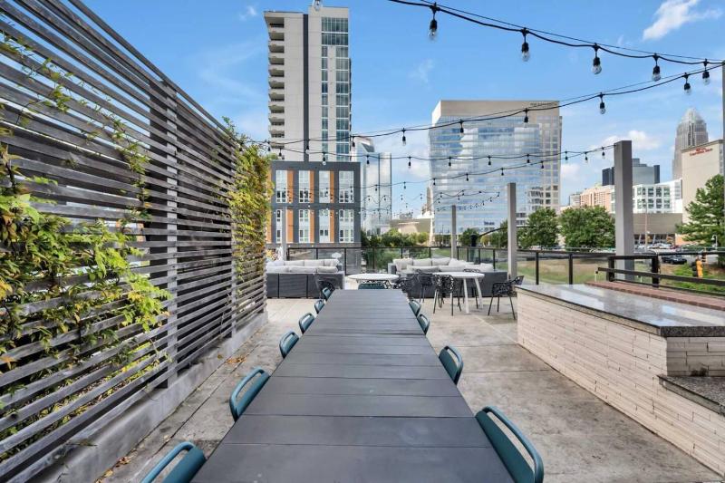 Queen City Haven - Free Parking Pool Balcony - image 29
