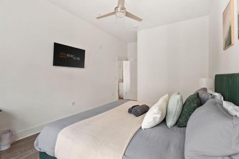 Queen City Haven - Free Parking Pool Balcony - image 32
