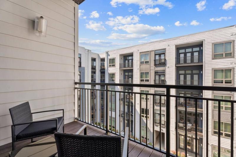 Queen City Haven - Free Parking Pool Balcony - image 23