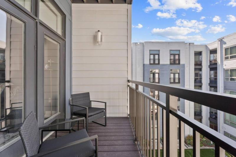Queen City Haven - Free Parking Pool Balcony - image 26