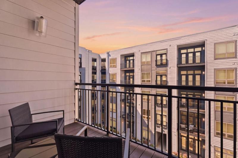 Queen City Haven - Free Parking Pool Balcony - image 47