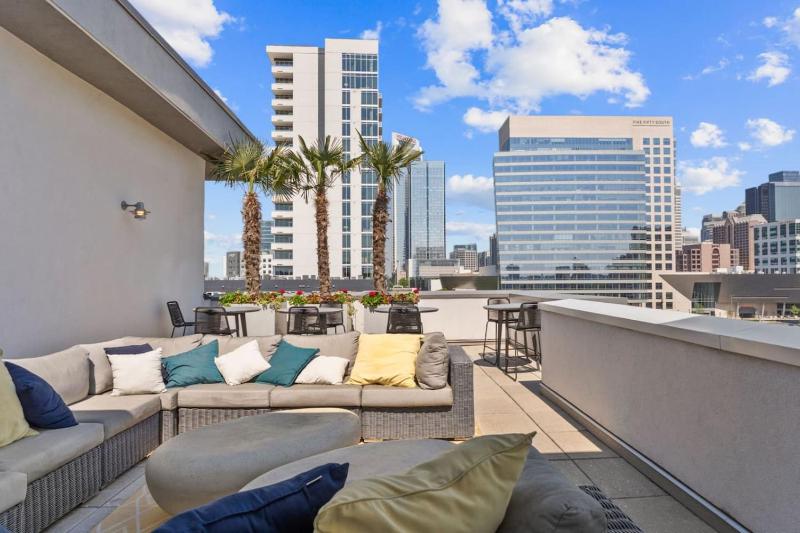 Queen City Haven - Free Parking Pool Balcony - image 21
