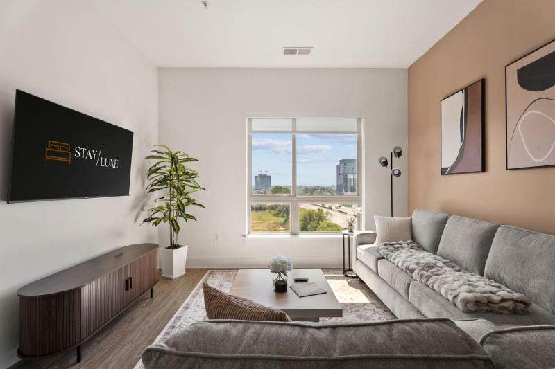 Skyline Suite - Free Parking Pool City Views - image 4
