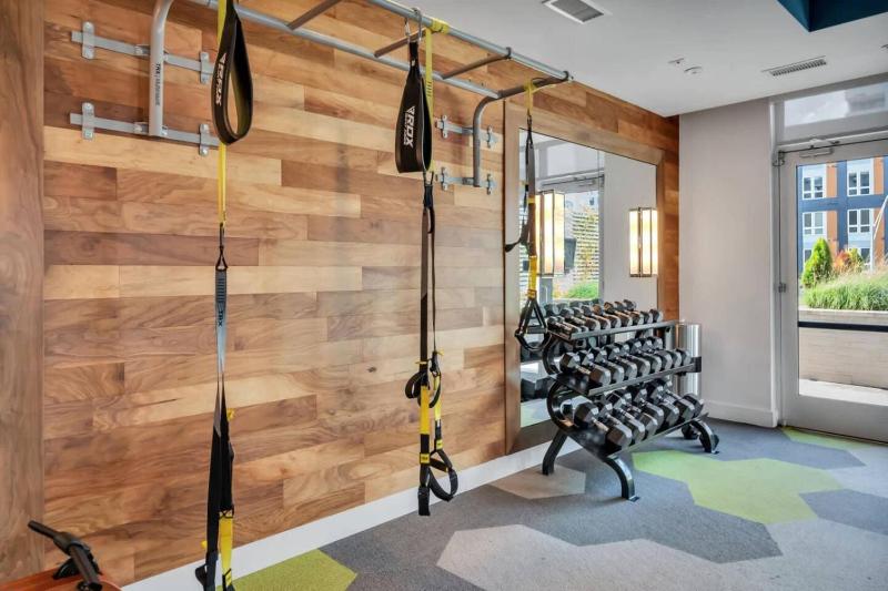Skyline Suite - Free Parking Pool City Views - image 2