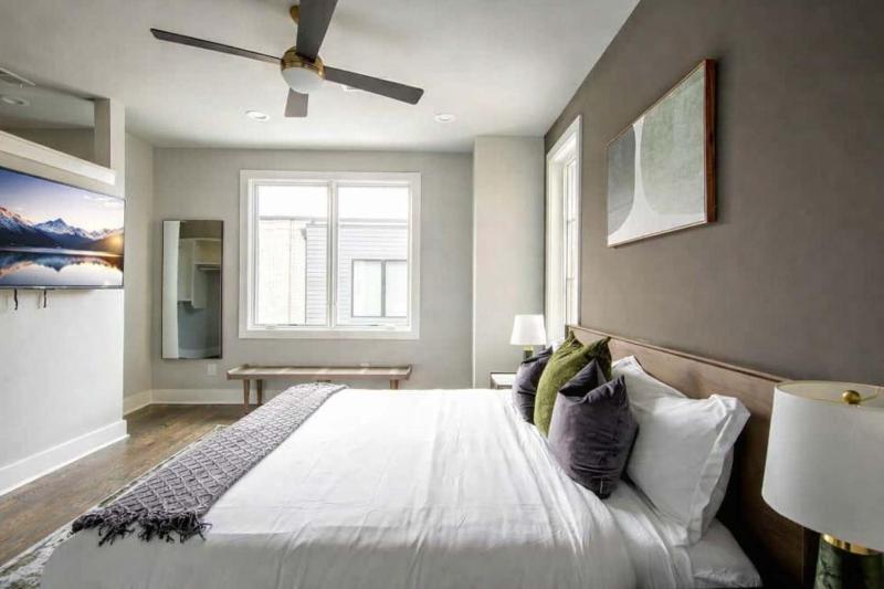 Stylish West End Stay with Rooftop & Patio - image 5