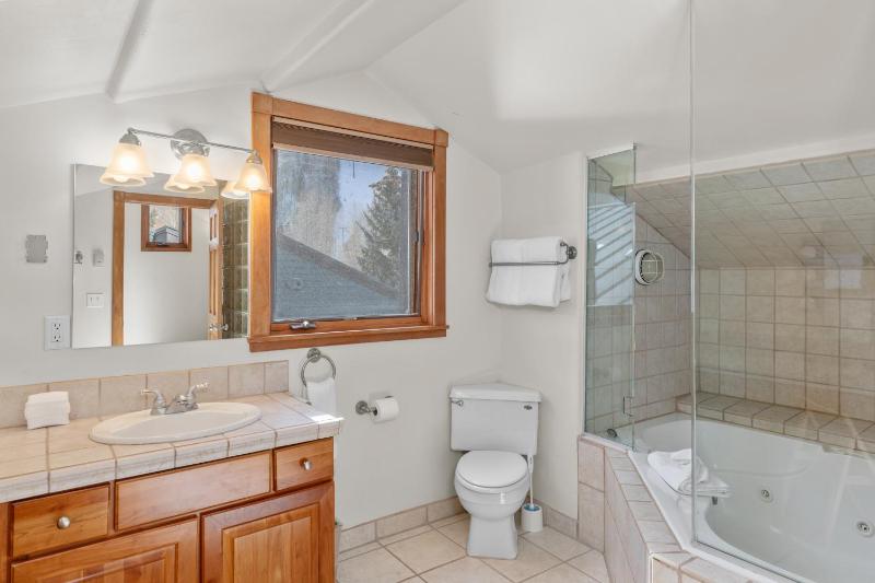 Perfect Base Lift 7 Ski HotTub Access 3 Bd 3 Ba Sleeps 8 - image 15