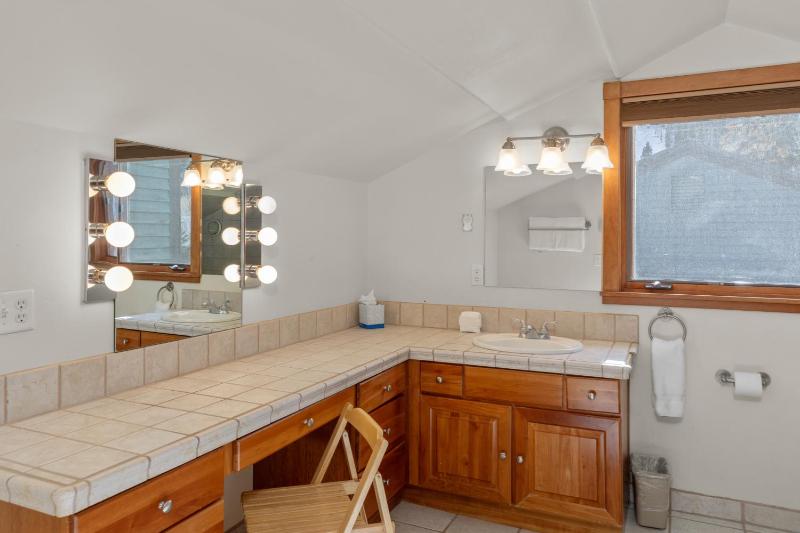 Perfect Base Lift 7 Ski HotTub Access 3 Bd 3 Ba Sleeps 8 - image 6