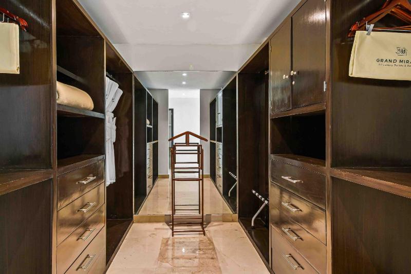 Elegant multi-level penthouse with rooftop Jacuzzi bay views pool & game room - image 8