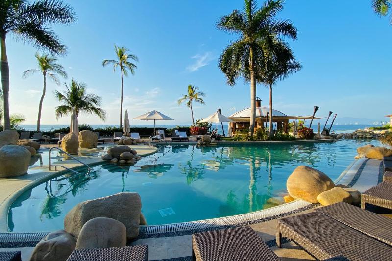 Beachfront dream retreat with pool tennis & gym access - washer/dryer AC - image 12