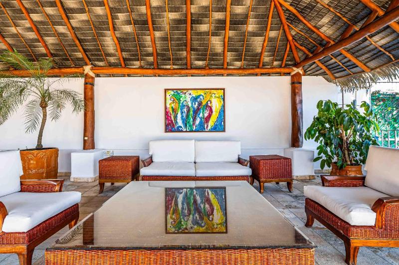 Elegant multi-level penthouse with rooftop Jacuzzi bay views pool & game room - image 10