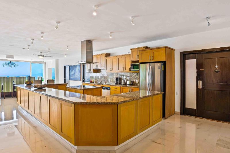 Elegant multi-level penthouse with rooftop Jacuzzi bay views pool & game room - image 13