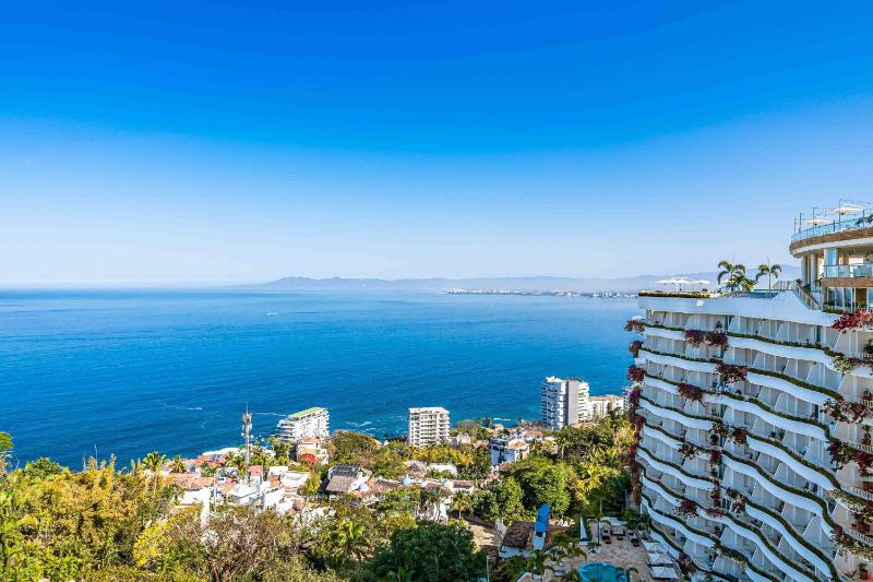 Elegant multi-level penthouse with rooftop Jacuzzi bay views pool & game room - image 6