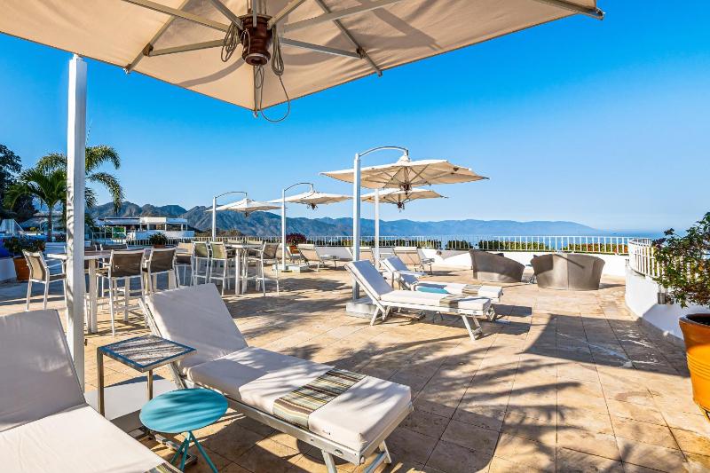 Upscale coastal suite with private terrace ocean views pool & hot tub - image 9