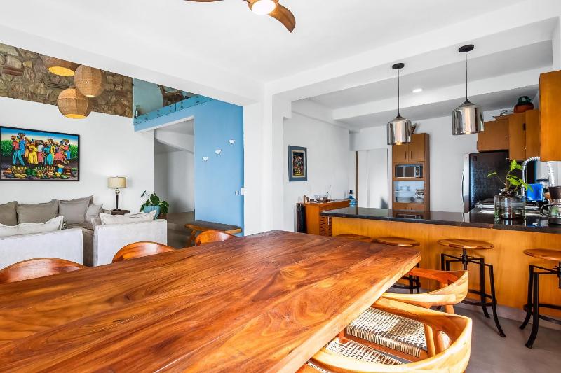 Bright ocean-view 2-story condo near beach with pool balcony & full kitchen - image 6