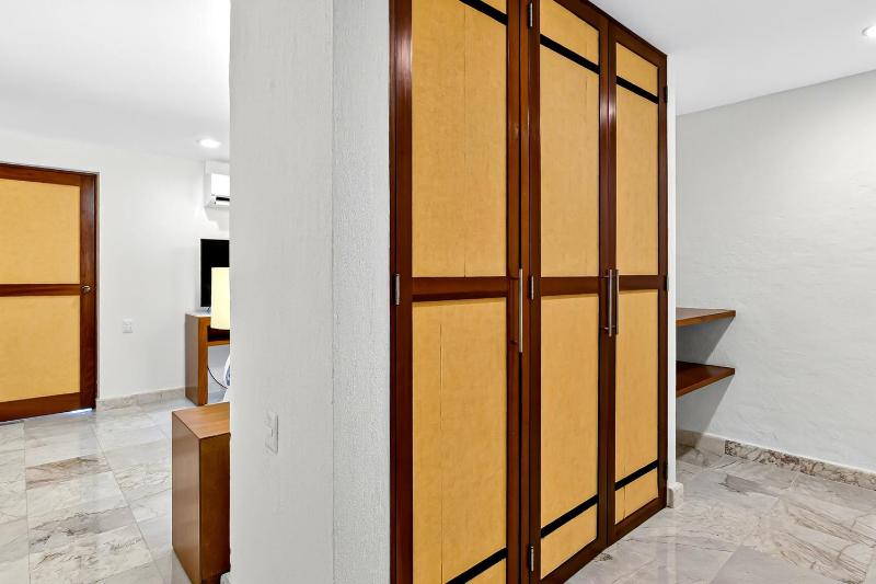 Upscale coastal suite with private terrace ocean views pool & hot tub - image 8