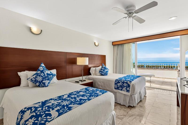 Coastal retreat condo with resort-style pool hot tub & oceanfront terrace - image 3
