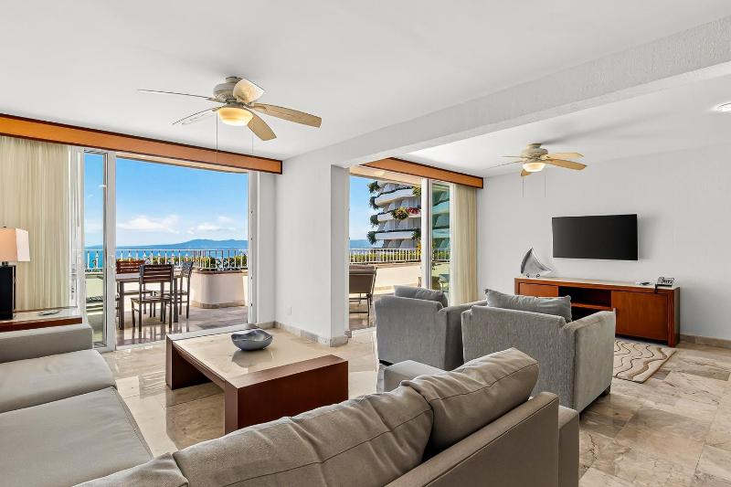 Coastal retreat condo with resort-style pool hot tub & oceanfront terrace - image 15
