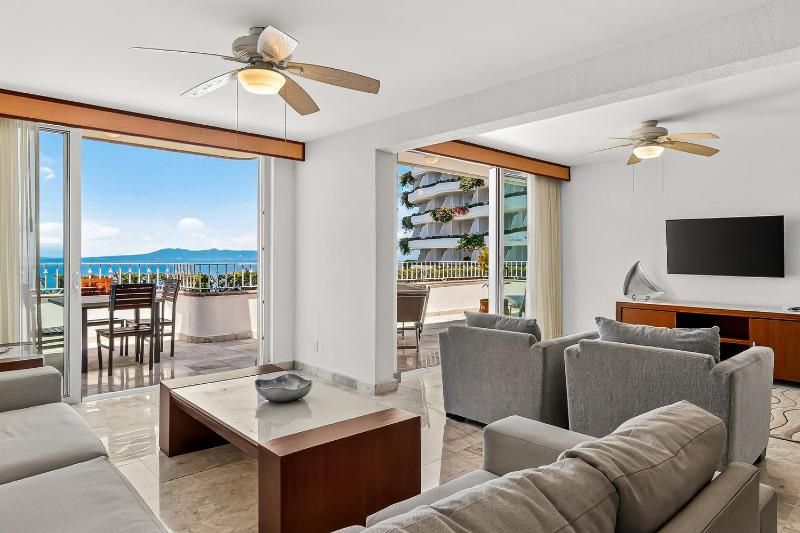 Coastal retreat condo with resort-style pool hot tub & oceanfront terrace - image 11