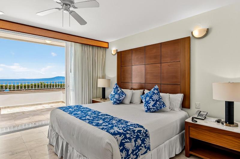Coastal retreat condo with resort-style pool hot tub & oceanfront terrace - image 4
