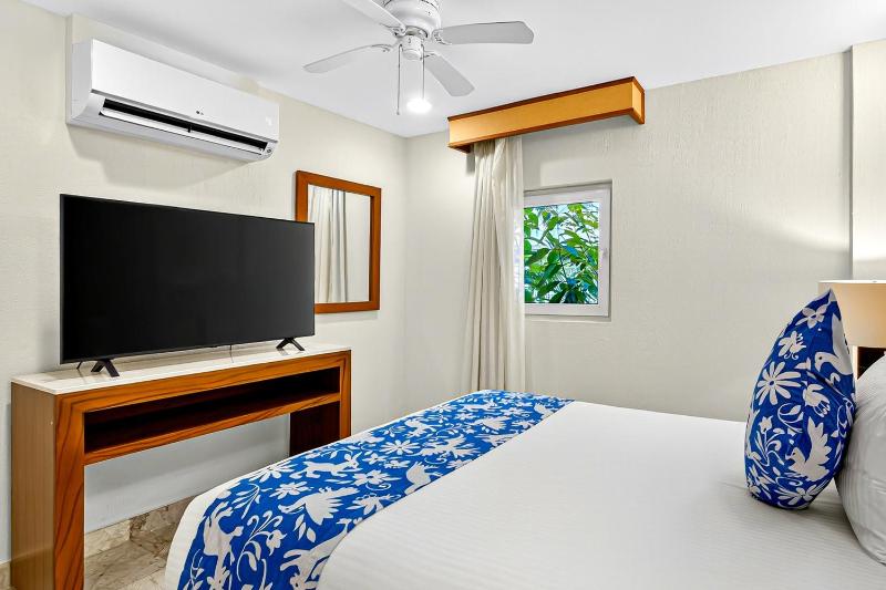 Upscale coastal suite with private terrace ocean views pool & hot tub - image 4