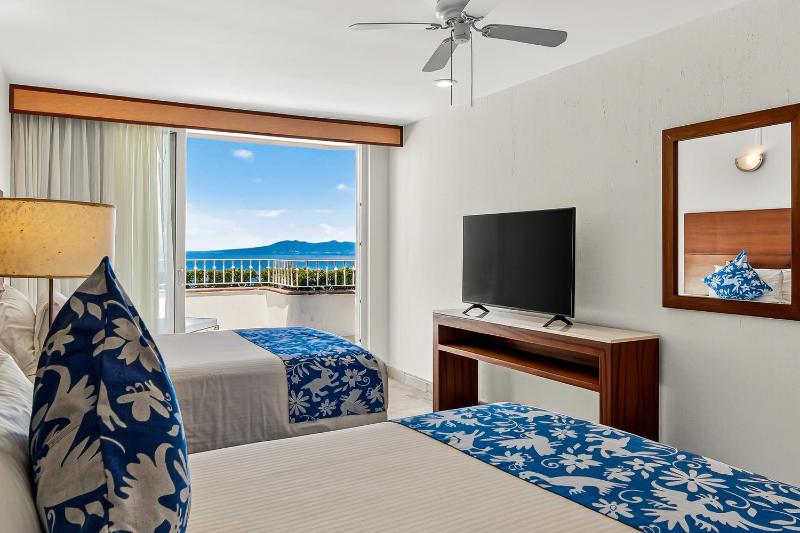 Coastal retreat condo with resort-style pool hot tub & oceanfront terrace - image 16