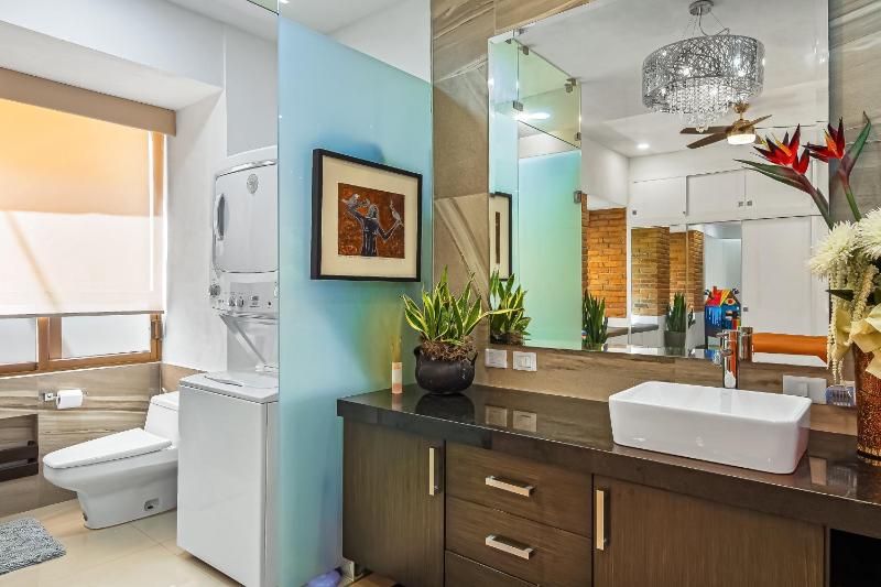 Stunning condo with brilliant views walk-in shower desk balcony & W/D - image 13