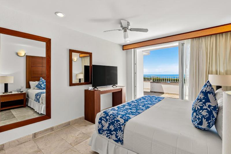 Coastal retreat condo with resort-style pool hot tub & oceanfront terrace - image 9