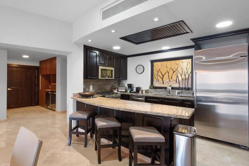 Cozy beachfront apartment with stunning ocean views and resort amenities - image 15