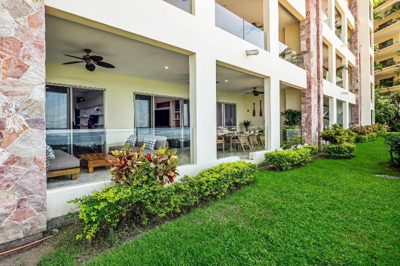 Cozy beachfront apartment with stunning ocean views and resort amenities - image 6