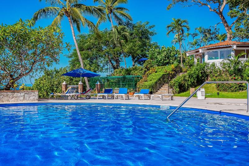 Charming beach apartment with pool and beach access full kitchen and WiFi - image 9