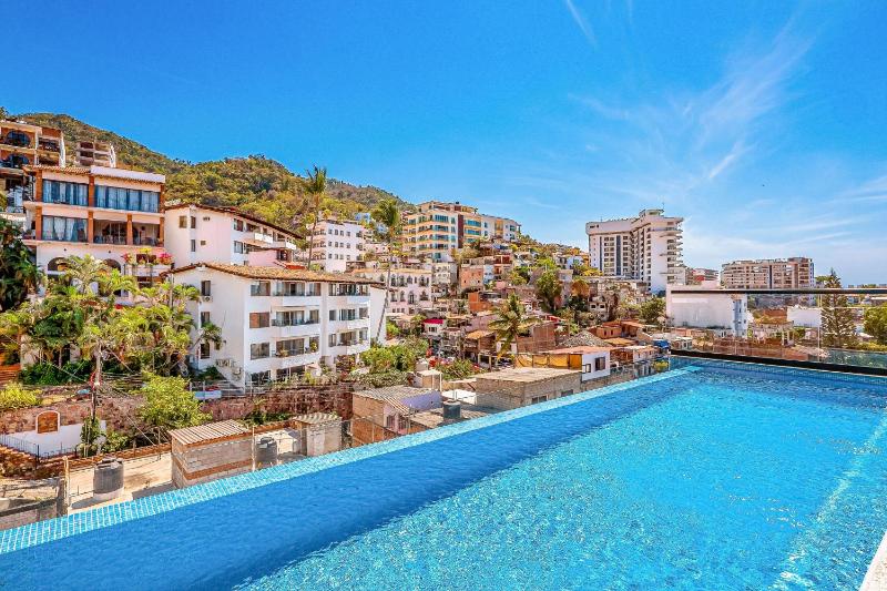 2nd-floor condo with heated outdoor pool grills balcony W/D AC - image 1