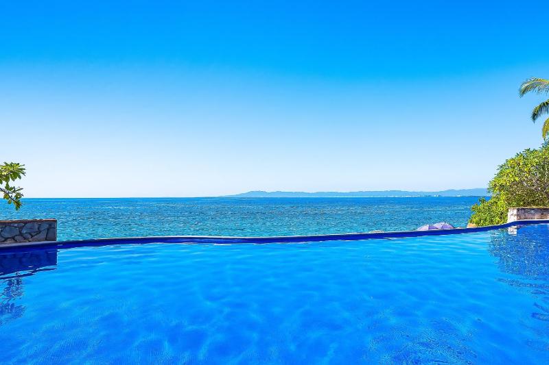 Charming beach apartment with pool and beach access full kitchen and WiFi - image 15