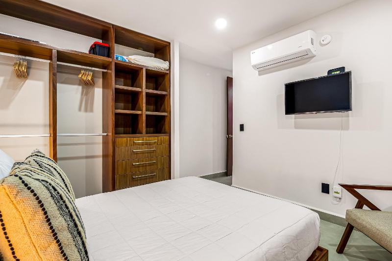 2nd-floor condo with heated outdoor pool grills balcony W/D AC - image 12