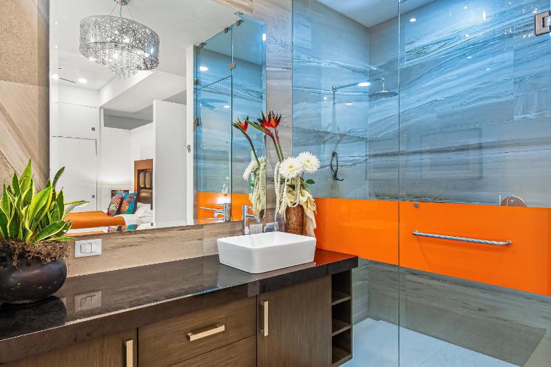 Stunning condo with brilliant views walk-in shower desk balcony & W/D - image 11
