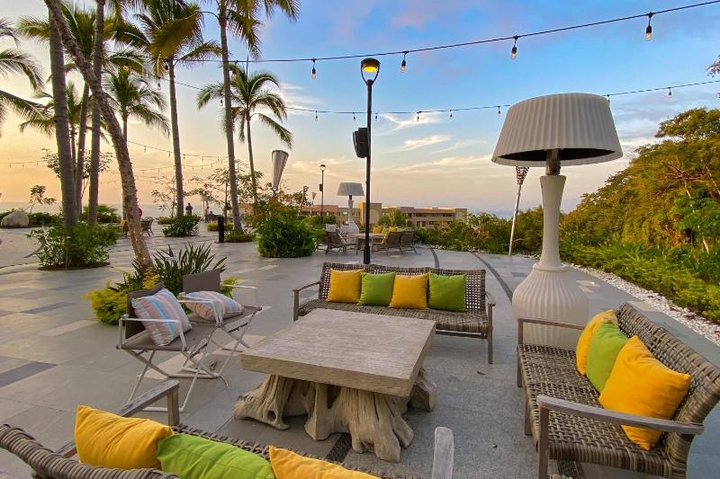Cozy beachfront apartment with stunning ocean views and resort amenities - image 5