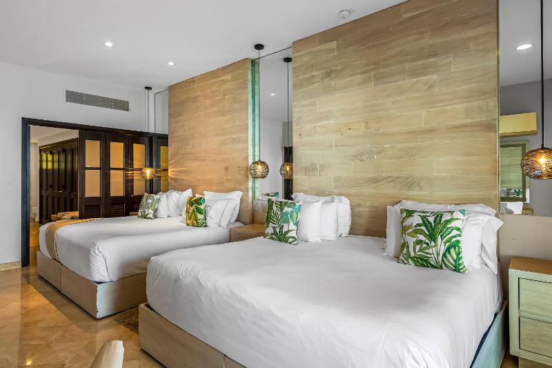 Cozy beachfront apartment with stunning ocean views and resort amenities - image 2