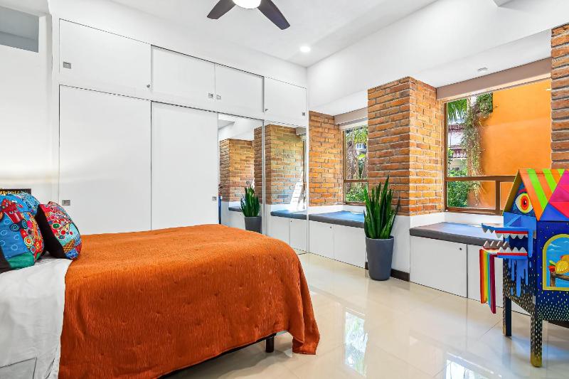 Stunning condo with brilliant views walk-in shower desk balcony & W/D - image 7
