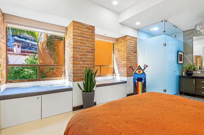 Stunning condo with brilliant views walk-in shower desk balcony & W/D - image 3