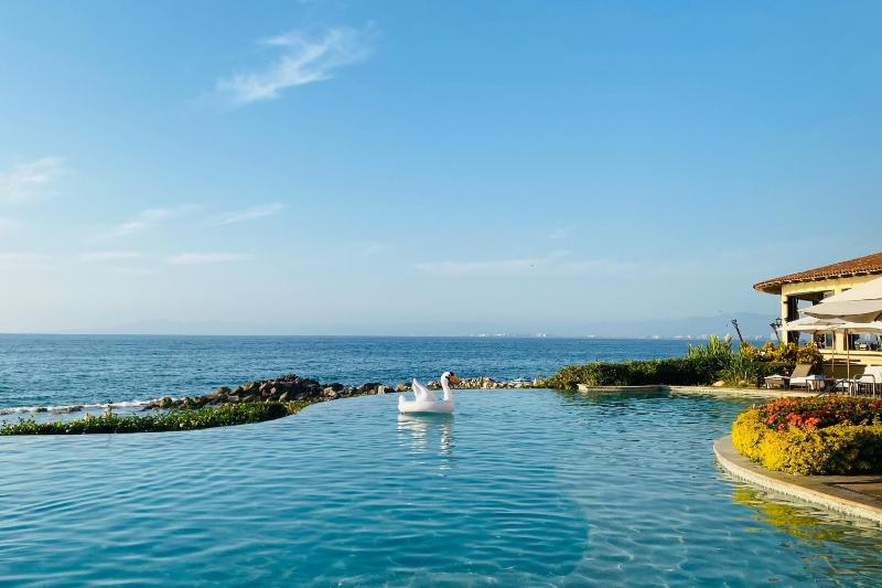 Cozy beachfront apartment with stunning ocean views and resort amenities - image 9