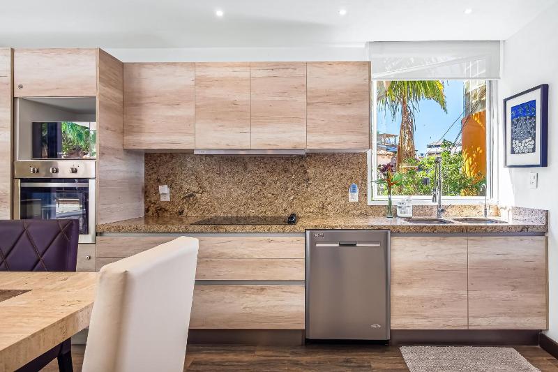 Stunning condo with brilliant views walk-in shower desk balcony & W/D - image 4