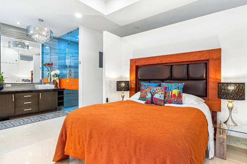 Stunning condo with brilliant views walk-in shower desk balcony & W/D - image 6