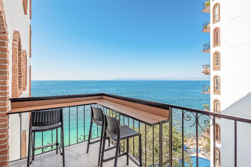 Charming beach apartment with pool and beach access full kitchen and WiFi - image 8