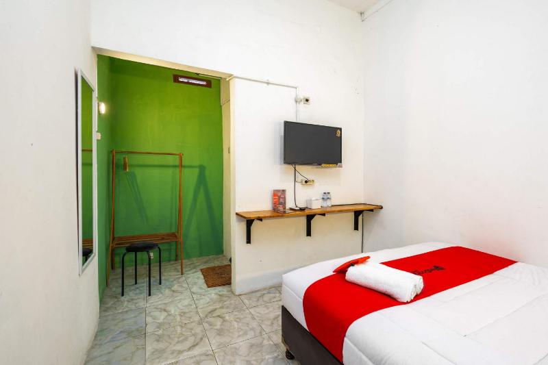 RedDoorz near Exit Toll Tanah Baru Bogor - image 17