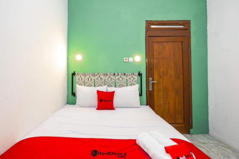 RedDoorz near Exit Toll Tanah Baru Bogor - image 15