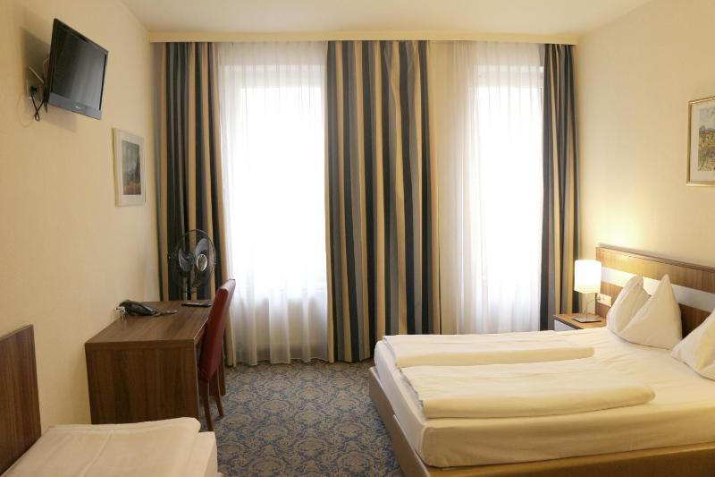 Quadruple Room image 2