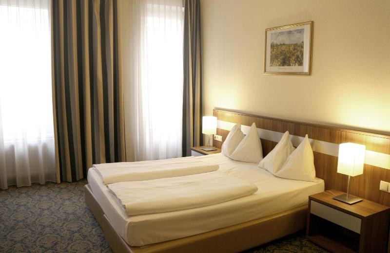 Double Room image 3