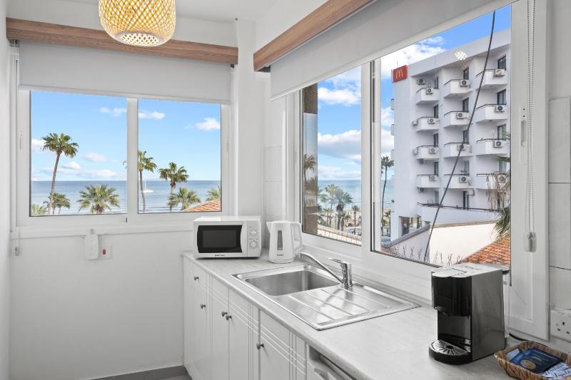 Larnaca Bay Suites - image 8